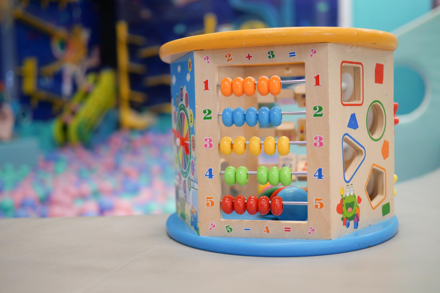 Place zabaw edukacyjne z panelami i tablicami edukacyjnymi